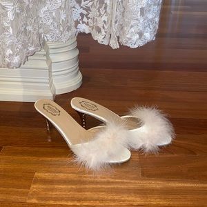 Furry white heeled slippers. Mule slippers. Size 40. New. Never worn.